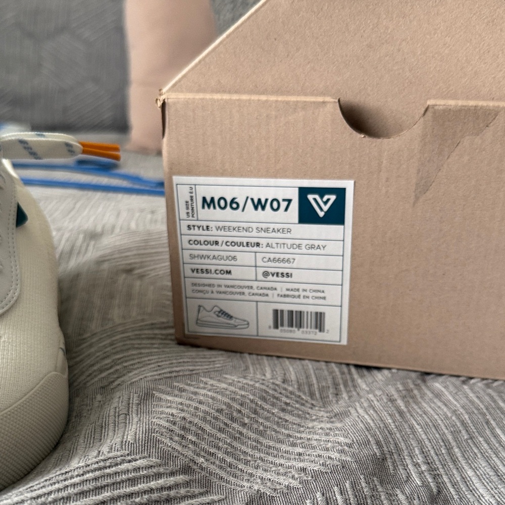 VESSI WEEKEND WATERPROOF SNEAKER NWT - Picture 3 of 4